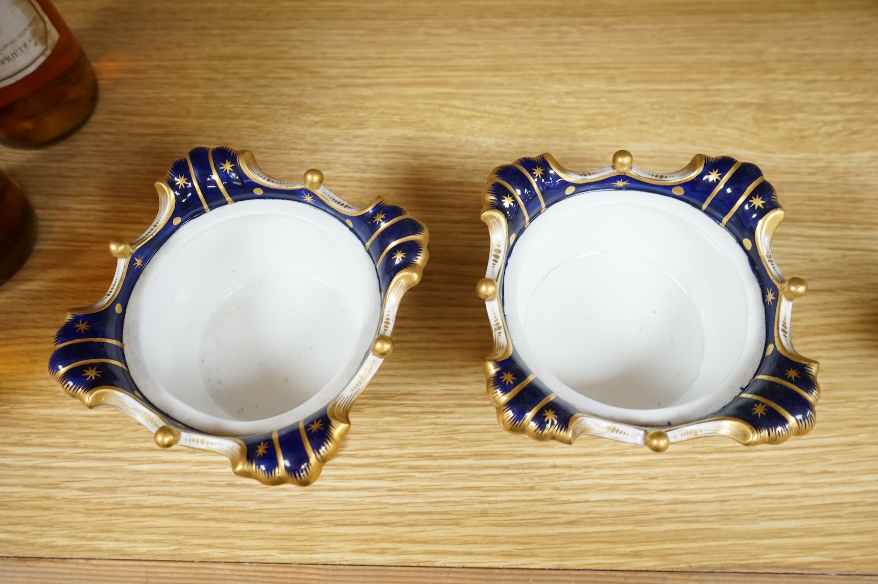 A pair of early 19th century Spode footed pastel burners, lacking covers, 9.5cm